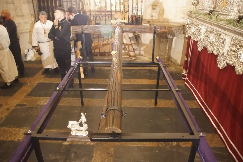 Cruz tumbada en honor al Cristo de la Buena Muerte