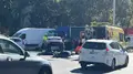 Imagen de la motocicleta y el turismo involucrados en el accidente en la plaza de España que se ha saldado con una mujer de 30 años herida
