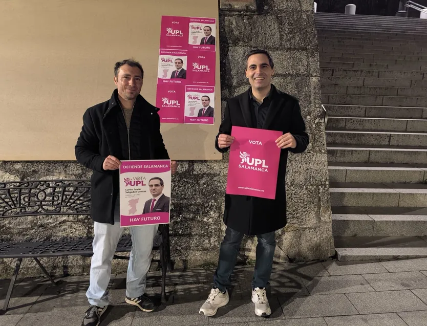 El cabeza de lista de UPL, Carlos Javier Salgado, y el número tres, Luis García, en la pegada de carteles en Béjar