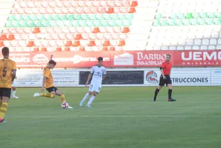 Javi Villar golpea en largo ante el Zamora | FOTO DAVID BARRUECO