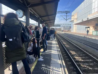 Pasajeros de tren Salamanca - Madrid en el andén de Vialia