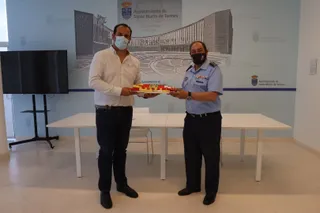 El alcalde de Santa Marta recibe la bandera de manos del subdelegado de Defensa en Salamanca