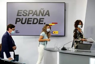 (I-D) El ministro de Sanidad, Salvador Illa; la ministra de Trabajo y Economía Social, Yolanda Díaz; y la ministra de Hacienda y Portavoz, María Jesús Montero, comparecen en rueda de prensa poster