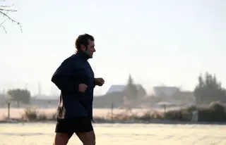 Un hombre haciendo ejercicio a primera hora de la mañana. | César Sánchez/ICAL