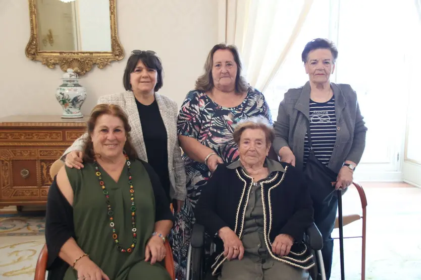 Familia de María Serrano durante la entrega de placas por su centenario en el Ayuntamiento de Salamanca