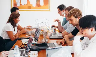 Jóvenes trabajando con ordenadores