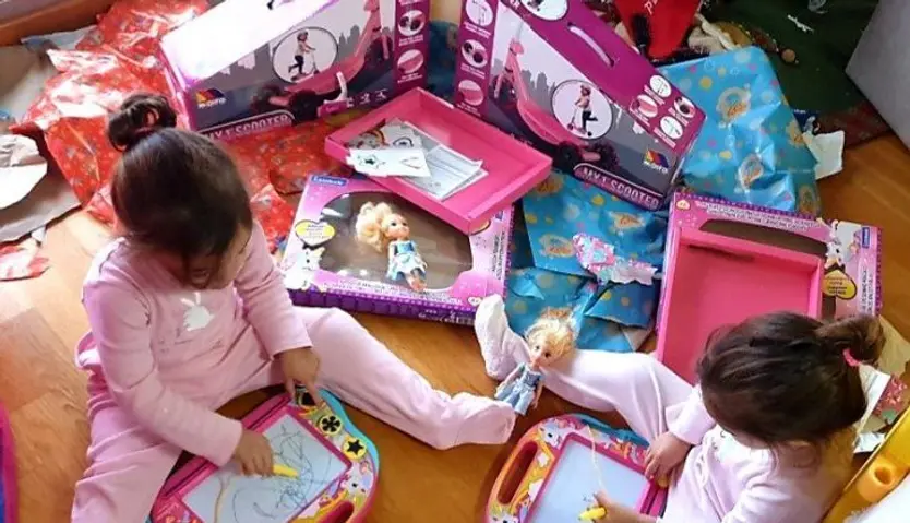Alba y Nerea abre sus regalos