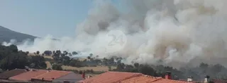 Un virulento incendio forestal se queda a escasos metros de Escurial de la Sierra