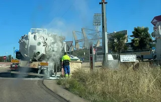 Un camión se incendia en la rotonda del Helmántico