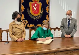La consejera de Familia anima a la alcaldesa de Vitigudino a solicitar el programa Conciliamos