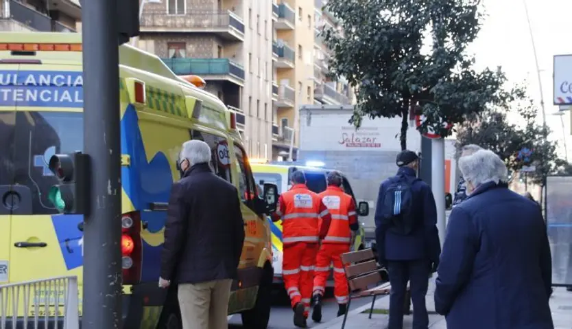 Ambulancia y Policía Local en el paseo de Canalejas | Foto: Andrea M