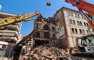 Trabajos de demolición del edificio entre las calles Pérez Oliva y Eras