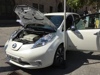 Vehículos respetuosos con el medio ambiente en la Plaza de los Bandos