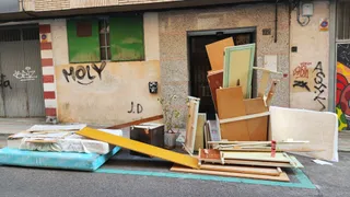 FOTODENUNCIA Colchones, una planta, muebles, desperfectos… ocupando una plaza de aparcamiento por una reforma