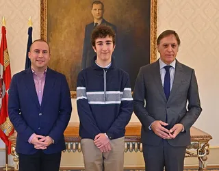 El alcalde junto a Diego Alonso, medalla de bronce en las Olimpiadas Científicas
