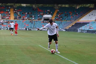 Amaro se dispone a centrar ante el Alcorcón B | FOTO ANDREA MATEOS