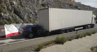 El vehículo se empotró en la parte trasera del camión