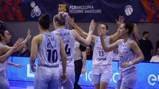 Las jugadoras de Perfumerías Avenida celebran una canasta ante el Barça | FOTO CB AVENIDA