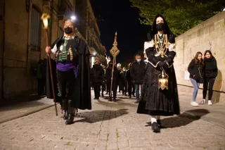 Voluntarios y usuarios de Proyecto Hombre tras los charros en un jueves santo | ARCHIVO