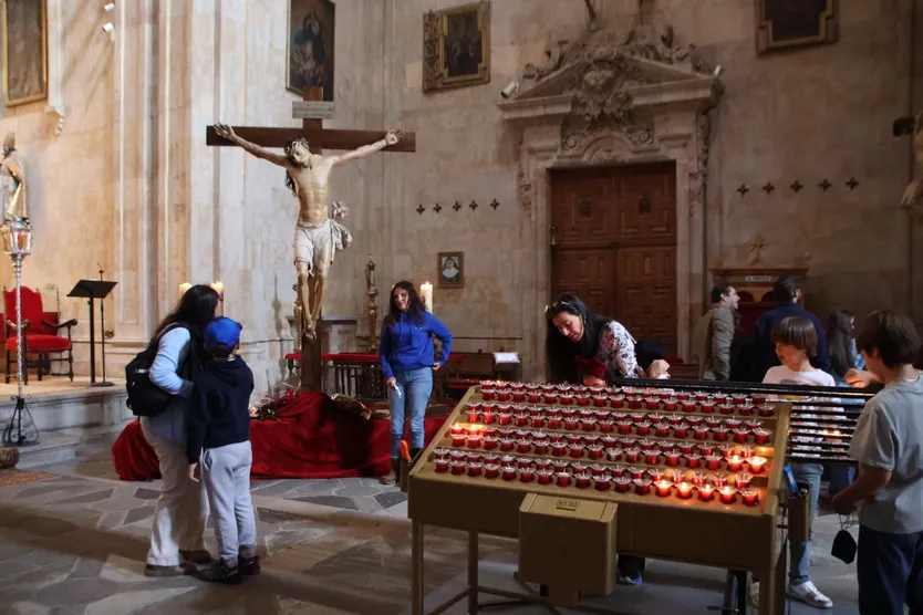 Besapiés del Cristo de la Agonía Redentora y el Cristo Yacente durante la Semana Santa 2026