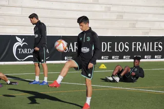 Óscar Cruz 'da toques' en los minutos previos al inicio de la sesión / FOTO SALAMANCA24HORAS.COM