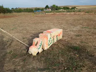 Unos vándalos pintan y destrozan la estatua de 'M4ría Princesa Futbolera Guerrera'