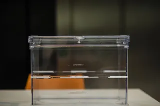 Archivo - Una urna electoral