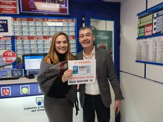 José y Encarna (Rúa Mayor, 36) han vendido un tercer premio