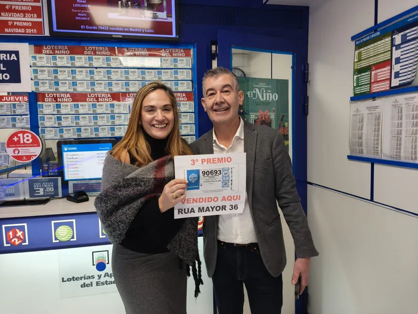 José y Encarna (Rúa Mayor, 36) han vendido un tercer premio, el 90.693