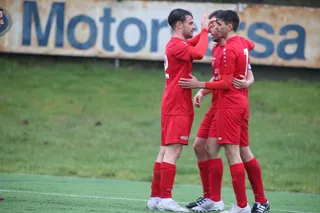 Los jugadores del Hergar celebran un gol ante el Coreses.