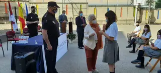Encarnación Pérez, subdelegada del gobierno en Salamanca haciendo entrega de los premios