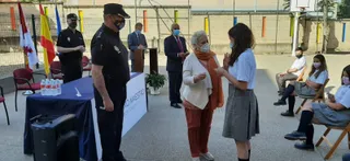 Encarnación Pérez, subdelegada del gobierno en Salamanca haciendo entrega de los premios