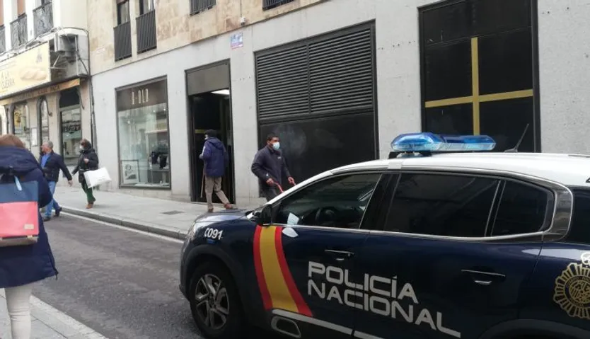 Policía Nacional en calle San Pablo | FOTO SALAMANCA24HORAS.COM