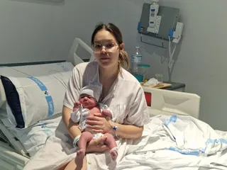 Leyre, último bebé nacido en Salamanca en 2025, junto a su madre, Andrea