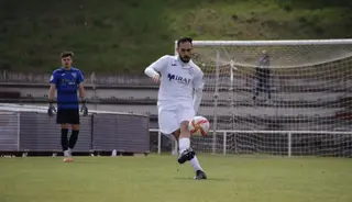 Lolo da un pase con la camiseta del Ribert | FOTO SALAMANCA24HORAS.COM