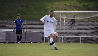 Lolo da un pase con la camiseta del Ribert | FOTO SALAMANCA24HORAS.COM