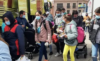 Momento de la llegada del grupo de refugiados ucranianos a Cantalapiedra