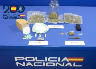 Material intervenido a los dos condenados durante el registro de la Policía Nacional