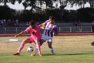 Losada protege un balón ante un jugador del Real Valladolid | FOTO SALAMANCA24HORAS.COM
