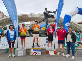 Rodrigo de la Fuente y Yon Sánchez, en el podio del Campeonato de España de Láser Run 