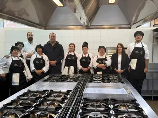 David Mingo, alcalde del municipio, ha visitado en la mañana de este jueves, junto a la concejala responsable de la escuela, Soraya Sánchez, a los 9 alumnos que desde el 9 de marzo se encuentran cursando “Cocina Nivel 2" | ayto Santa Marta