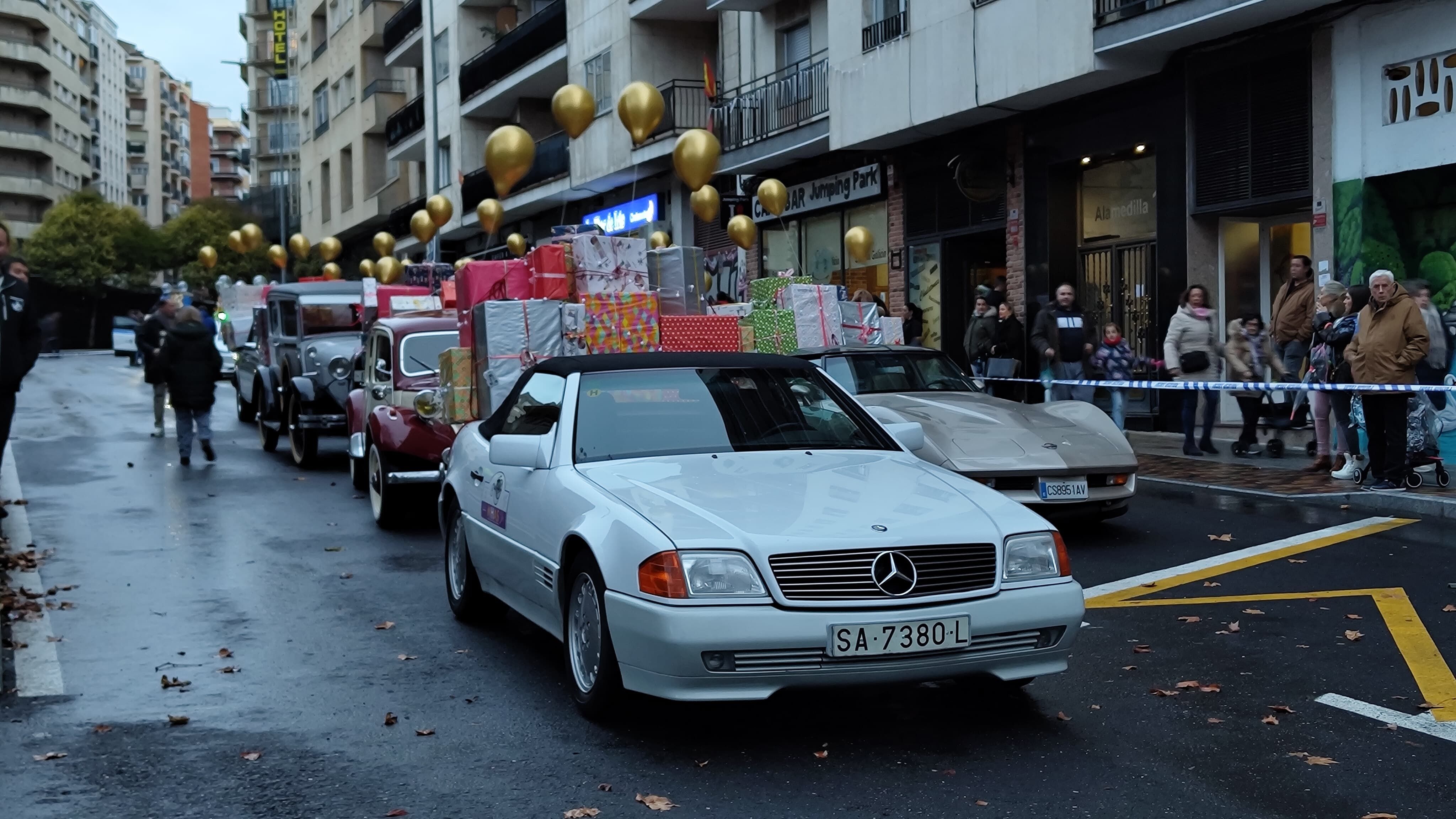 Coches esperando la salida en la Cabalgata de Reyes 2025