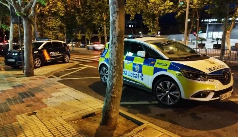 Agentes de la policía en la residencia universitaria ubicada en el paseo de San Vicente