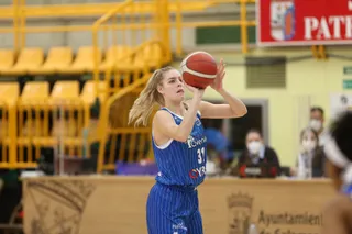 Bella Alarie, en el debut con Perfumerías Avenida.