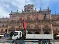 Instalación de la enorme pantalla en la Plaza Mayor