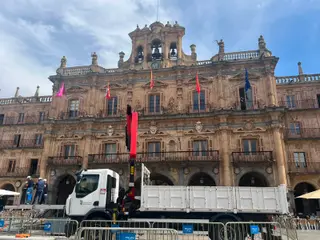 Instalación de la enorme pantalla en la Plaza Mayor