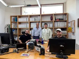 El alcalde, Ángel Peralvo, con los tres jóvenes recien incorporados.