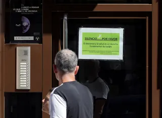 Cartel pidiendo silencio en un portal de la zona de copas de San Miguel de Valladolid (ICAL)