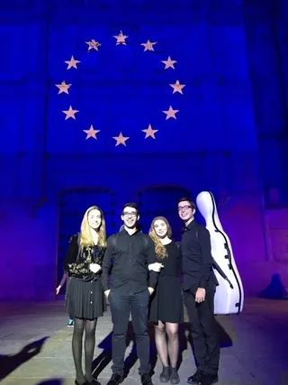Bandera europea en la fachada de la Universidad
