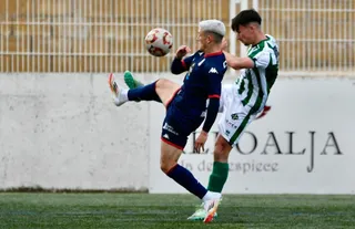 MOntes trata de despejar ante Kevin Sánchez | FOTO CD GUIJUELO